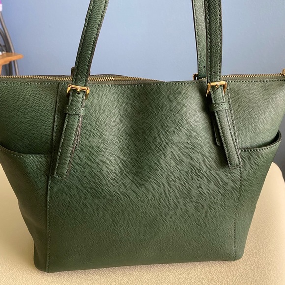 ** SOLD ** MICHAEL KORS Jet Set East West Green - Picture 4 of 8